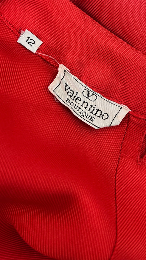 Blusa rossa con fiocco