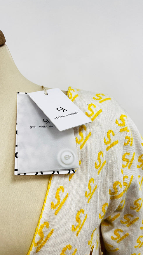 Cardigan corto con cartellino