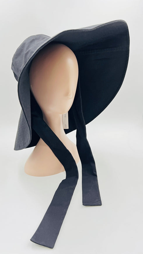 Cappello nero a tesa larga