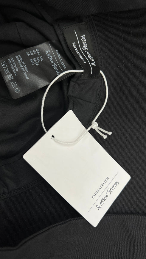 Cappello nero a tesa larga