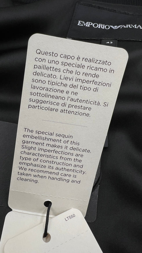 Bomber nero di paillettes con cartellino