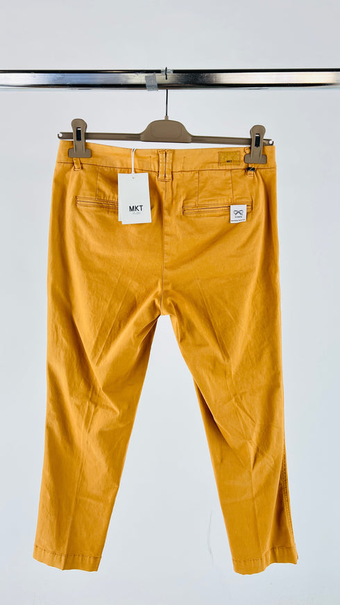 Pantaloni slim cut con cartellino
