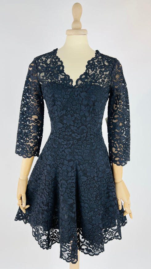 Abito corto in pizzo nero