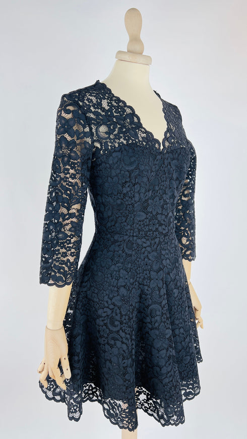Abito corto in pizzo nero