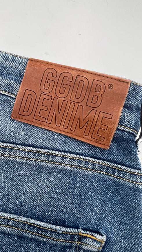 Jeans slim con cartellino