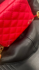 Cappello con mini borsa Moschino