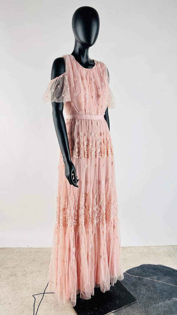 Abito lungo in tulle ricamato con cartellino