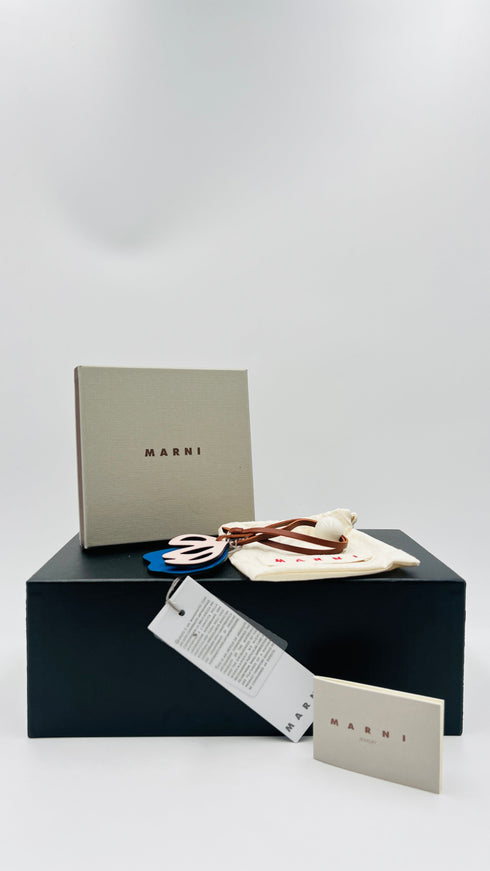 Charm in pelle con cartellino