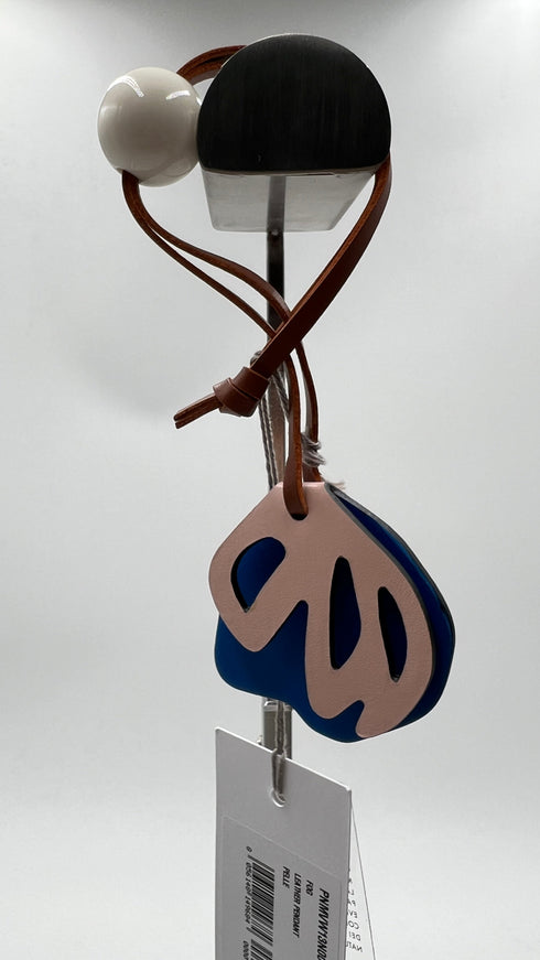 Charm in pelle con cartellino