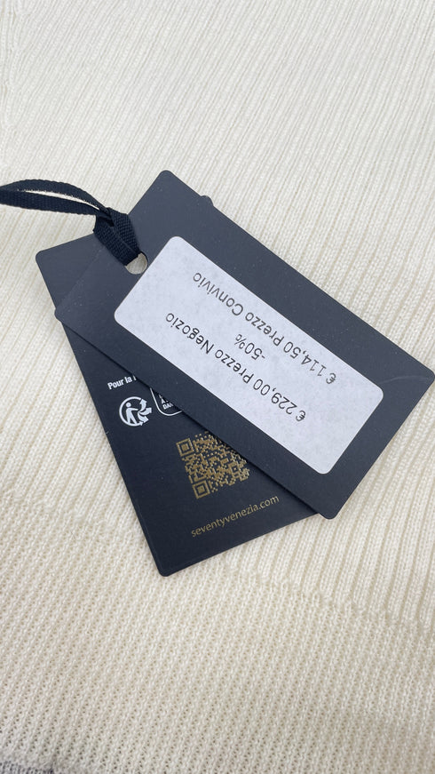 Dolcevita in lana con cartellino