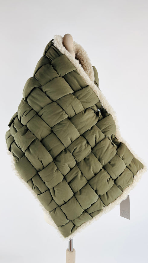 Maxi sciarpa a intreccio con cartellino