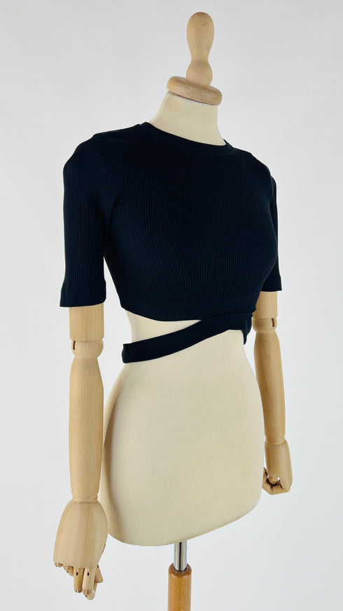 Cropped top nera con cinta