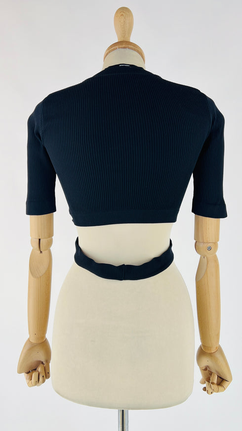 Cropped top nera con cinta