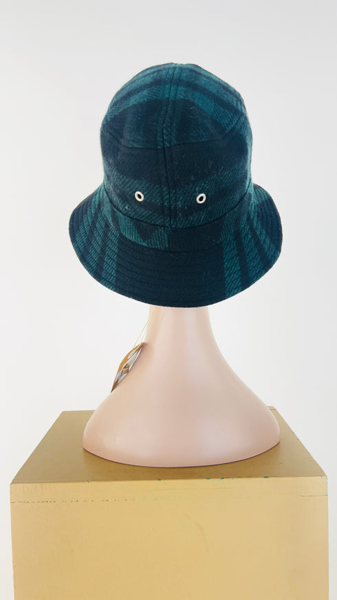 Cappello tartan con cartellino