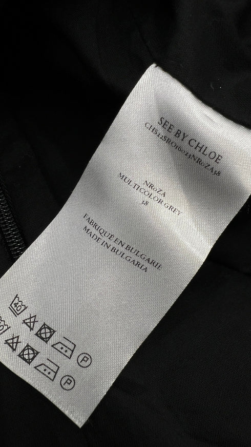 Abito corto gessato con cartellino