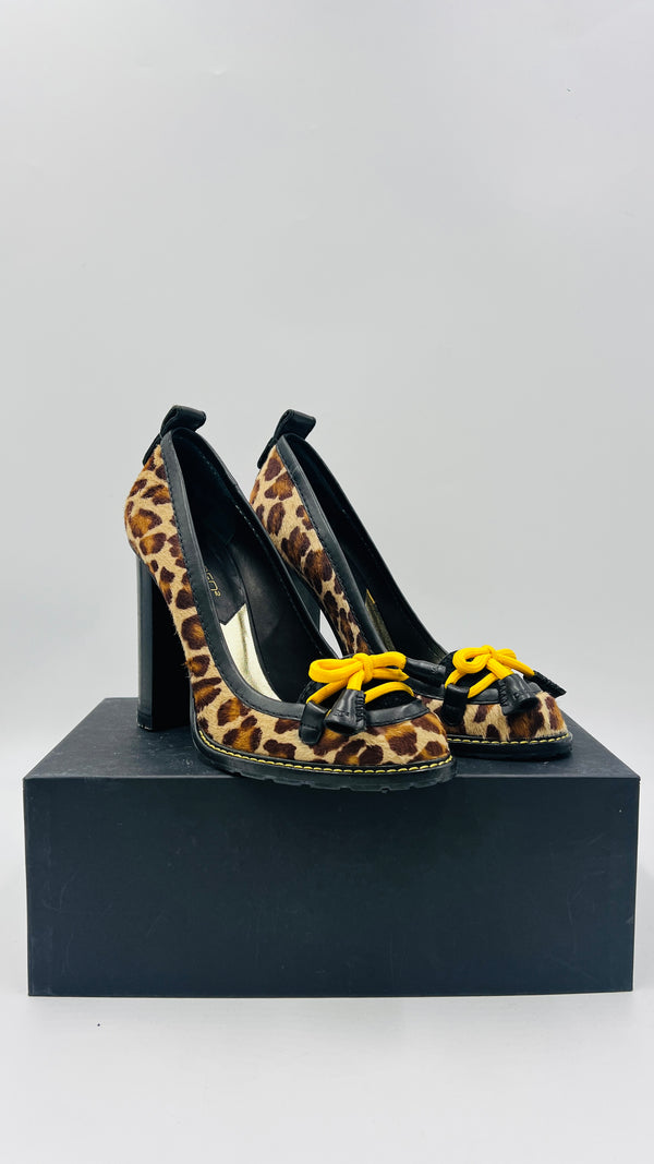 Décolleté animalier con fiocco giallo