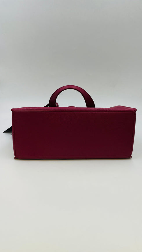 Borsa a mano rossa con cartellino