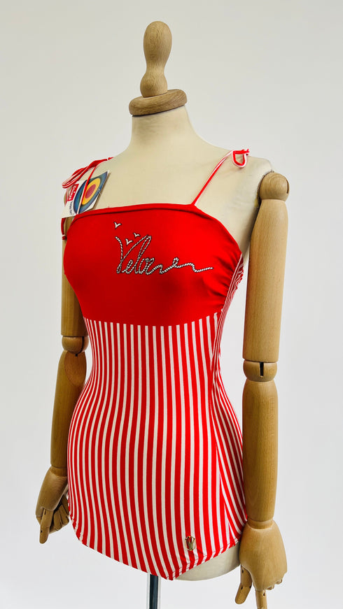 Costume a righe con cartellino