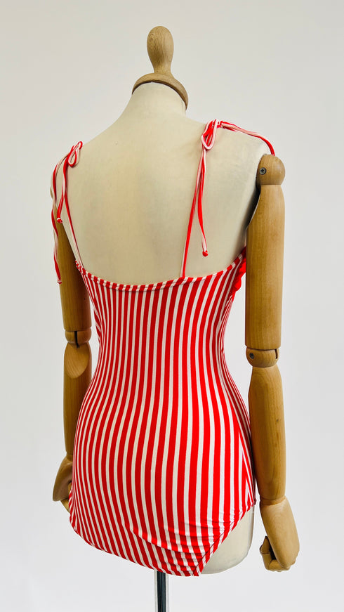 Costume a righe con cartellino
