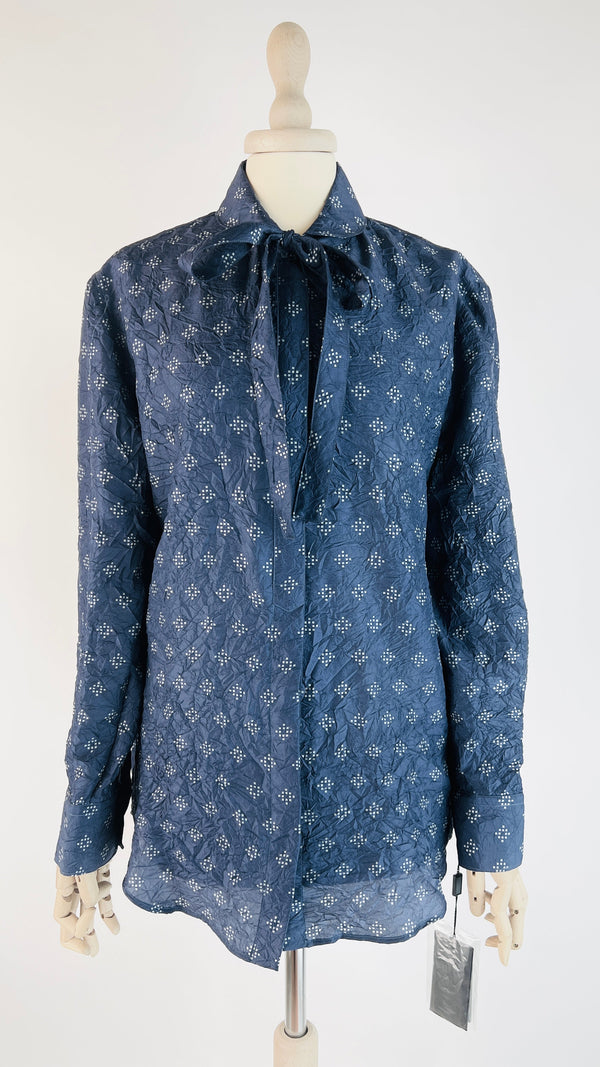 Camicia in seta collo a fiocco con cartellino