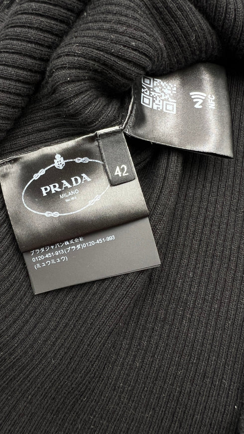 Dolcevita a costine con cartellino