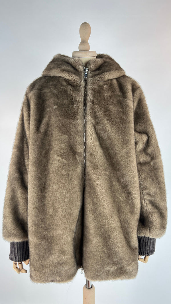 Giacca in eco-pellica con cartellino