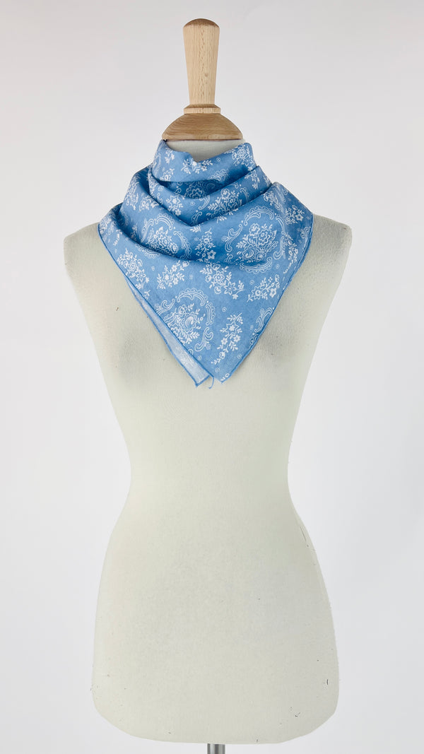 Foulard floreale con cartellino