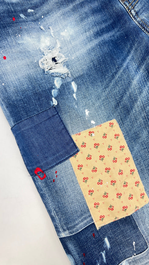 Jeans con patch a fiori