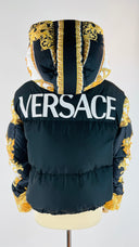 Piumino barocco logo Versace