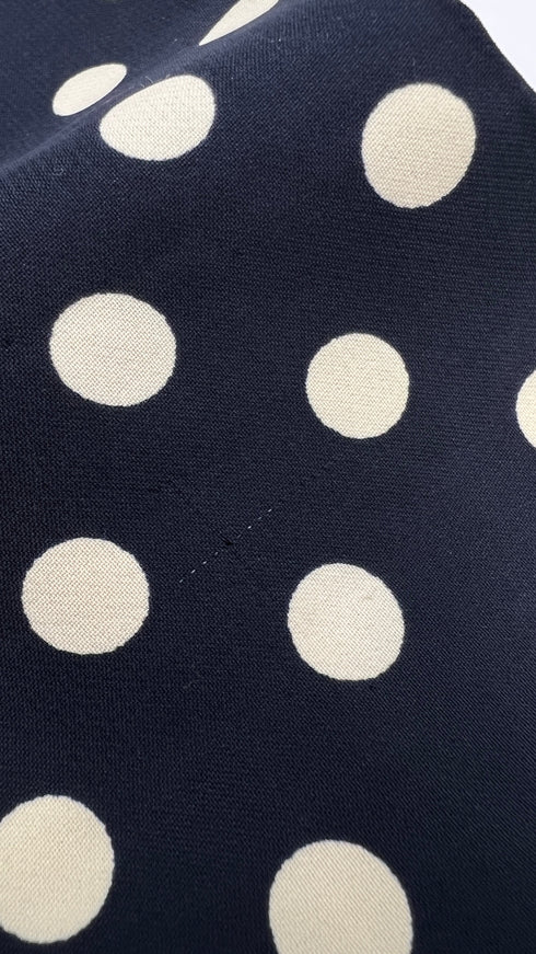 Abito corto a pois con fiocco