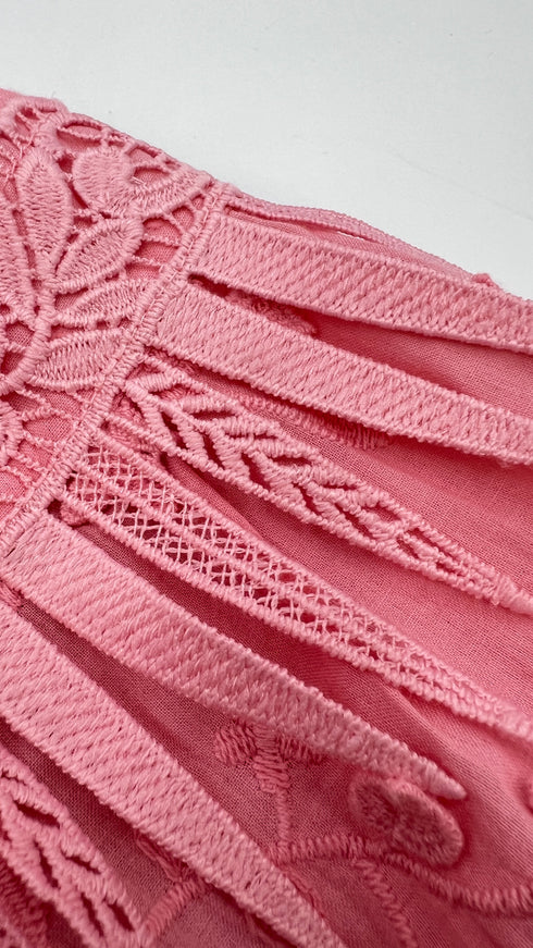Abito corto con ricami rosa