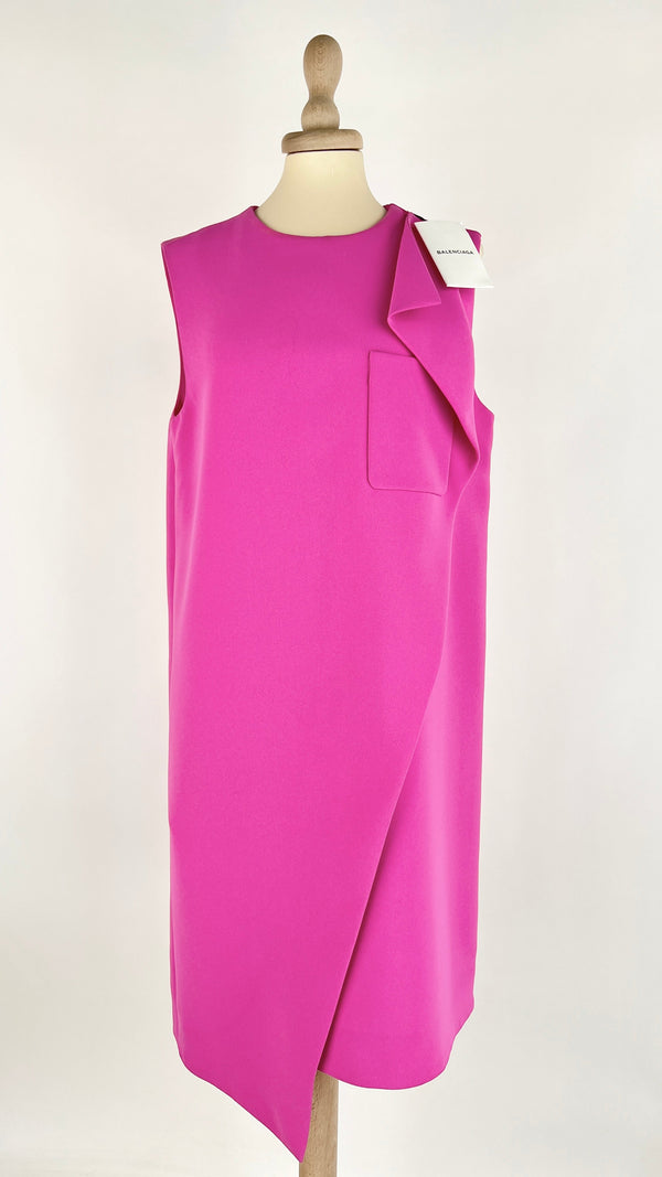 Abito corto asimmetrico rosa con cartellino