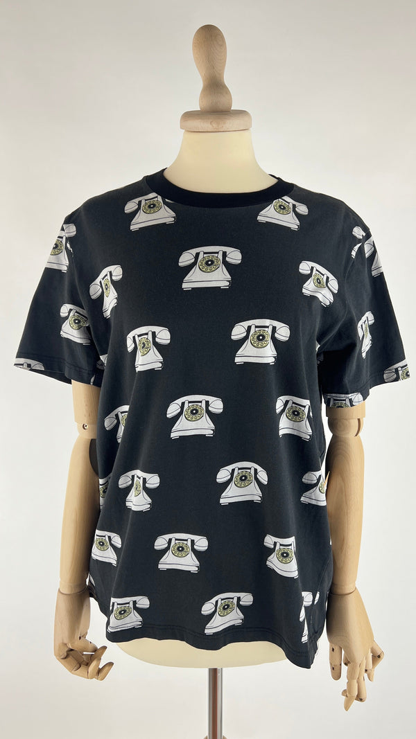 T-shirt nera con stampa di telefoni
