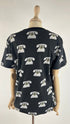 T-shirt nera con stampa di telefoni