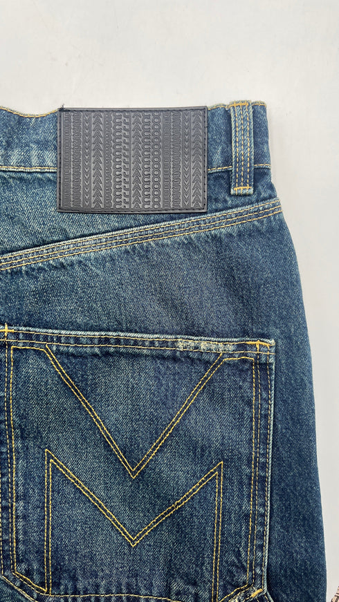 Jeans a gamba larga con cartellino