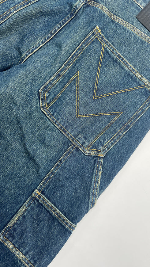 Jeans a gamba larga con cartellino