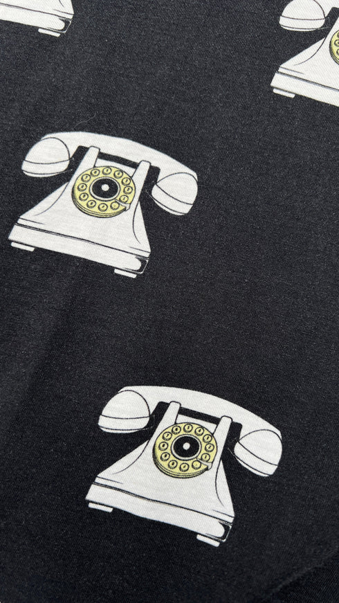 T-shirt nera con stampa di telefoni