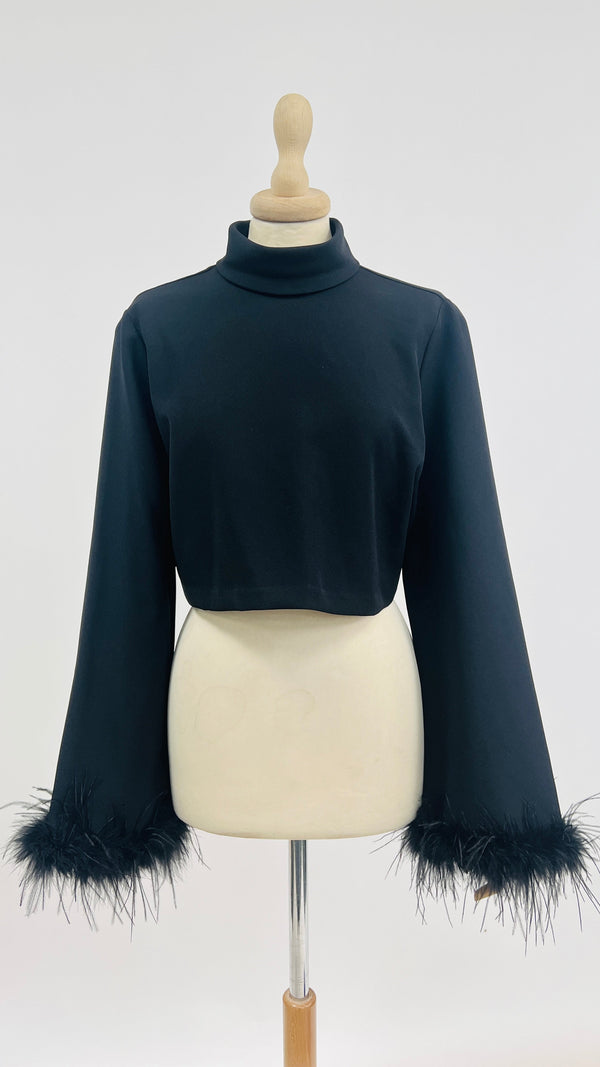 Top cropped maniche piume