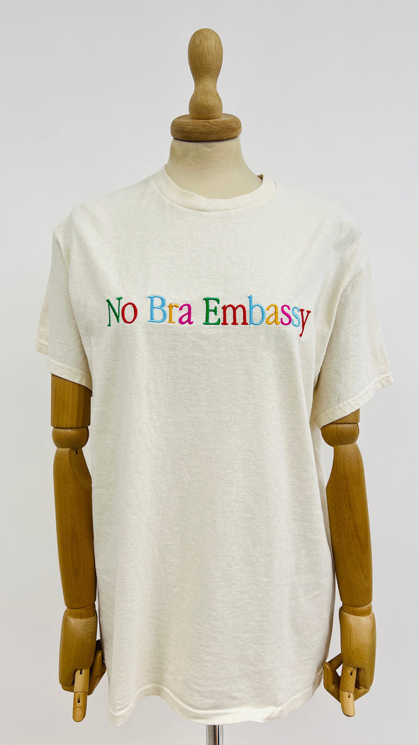 T-shirt "No Bra Embassy"