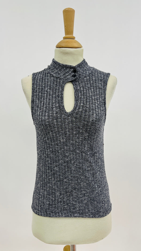 Top in maglia con cartellino