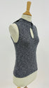 Top in maglia con cartellino