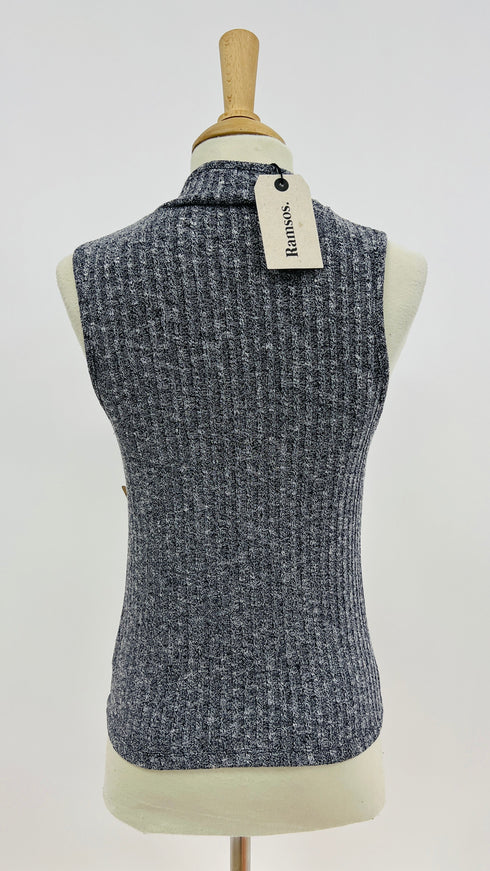 Top in maglia con cartellino