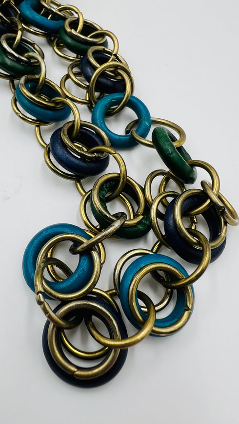 Collana statement con anelli in metallo e legno smaltato