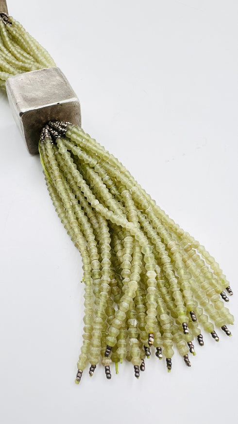 Collana in micro perline con elementi metallici