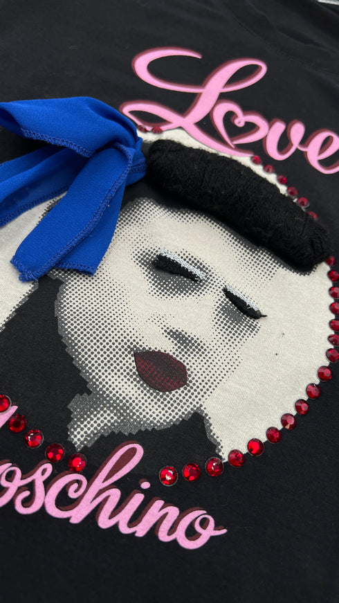 T-shirt pin-up