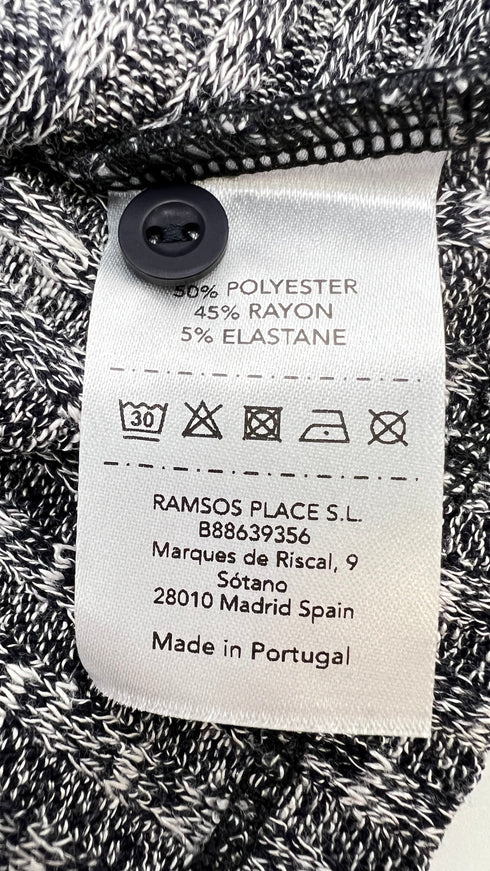 Top in maglia con cartellino