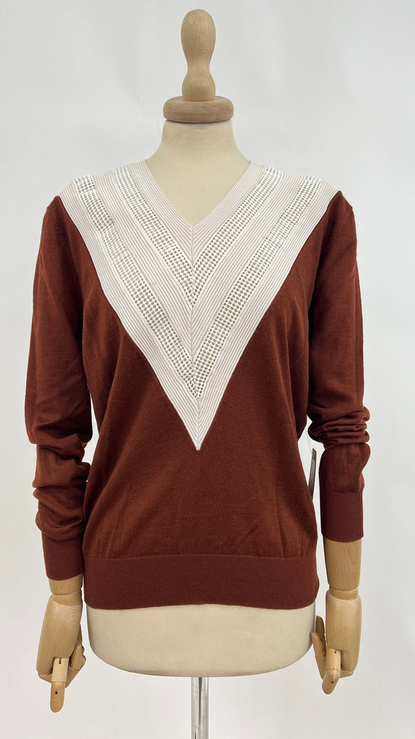 Maglia con collo traforato