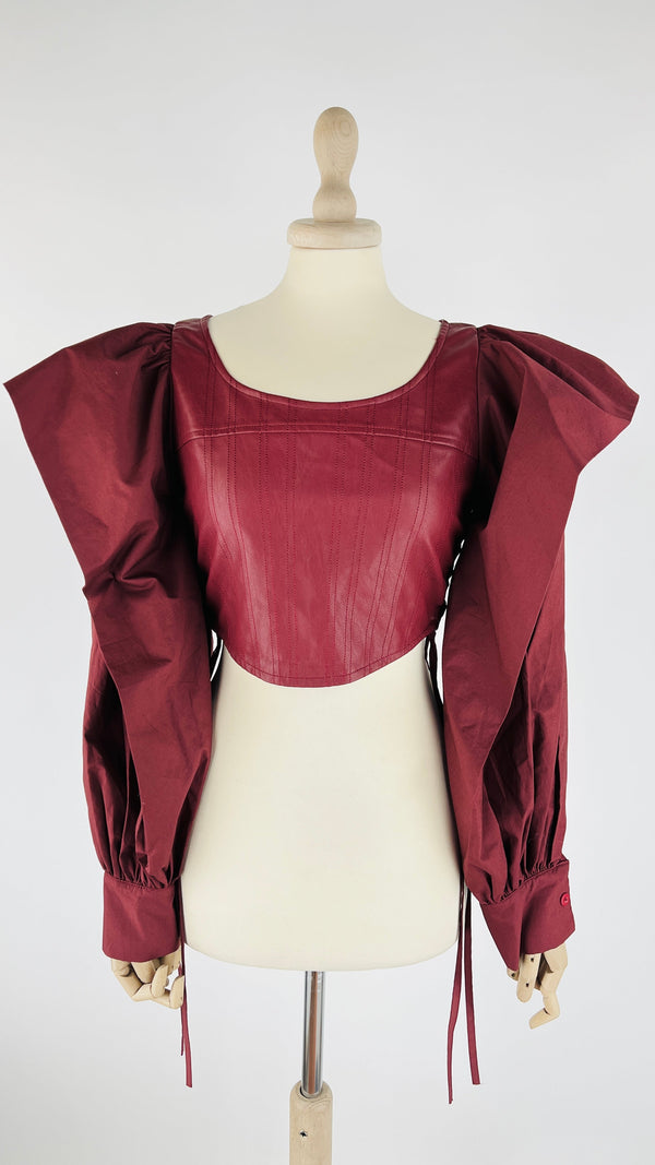 Top cropped in ecopelle con cartellino