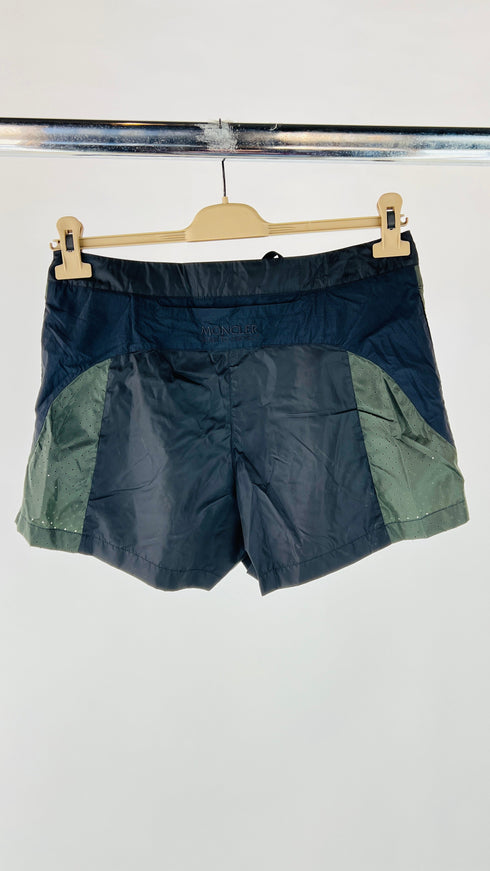 Shorts bicolor Capsule "Born to Protect" con cartellino