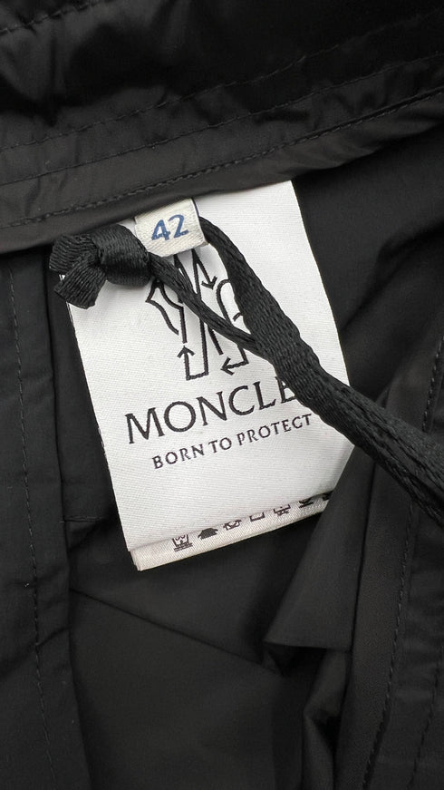 Shorts bicolor Capsule "Born to Protect" con cartellino